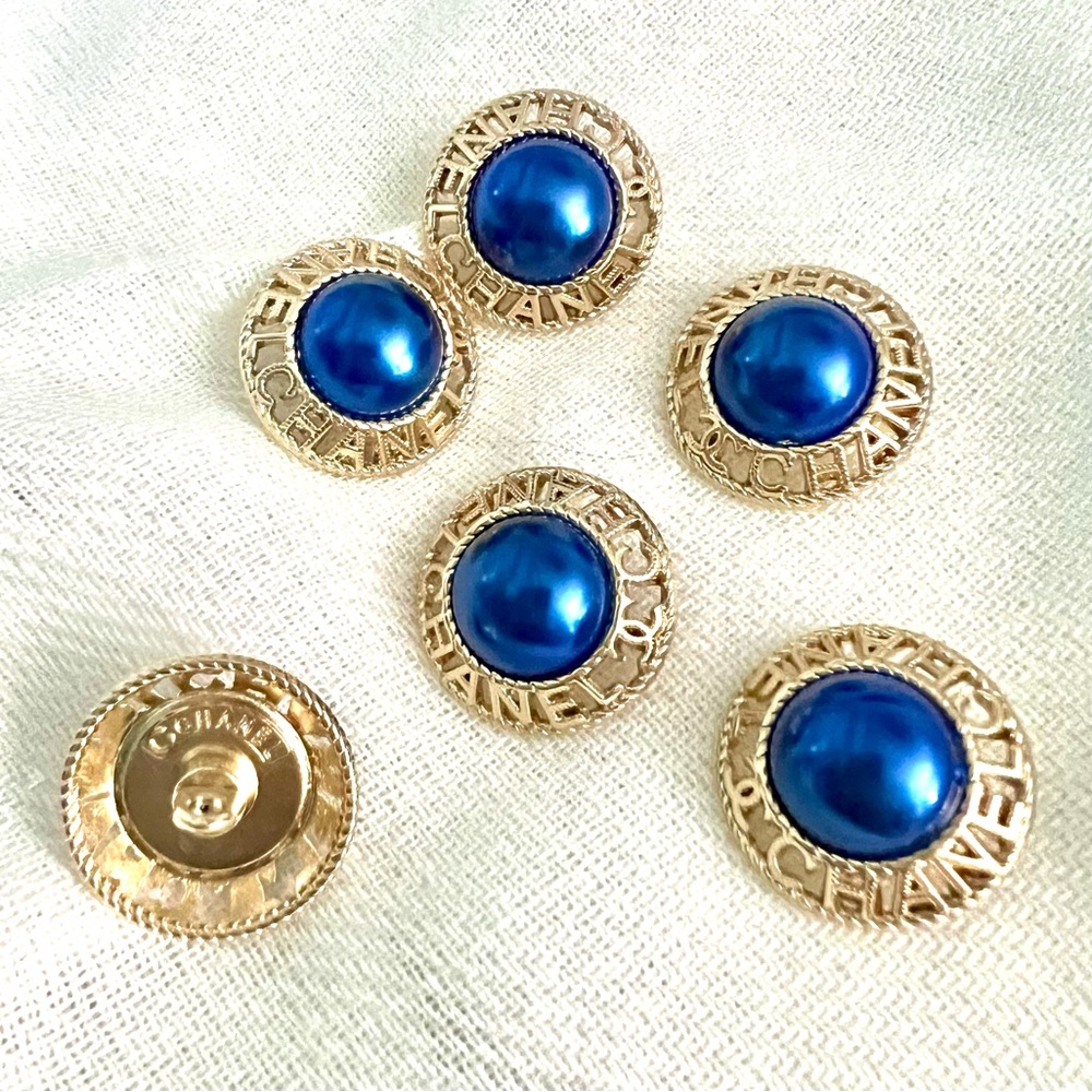 (Set 6)) CC Paris 20mm=0.79”/RoyalBlueFauxPearl/gold texture-shank buttons/Stamp